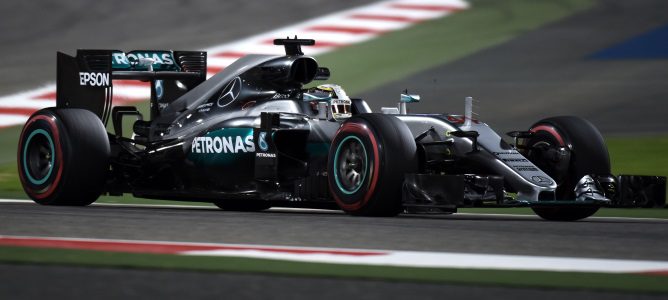 Lewis Hamilton firma la pole en Baréin en una clasificación decepcionante