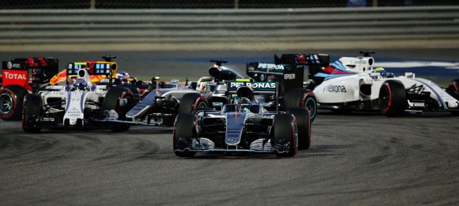 Nico Rosberg sigue su gran racha al ganar bajo la noche del GP de Baréin 2016
