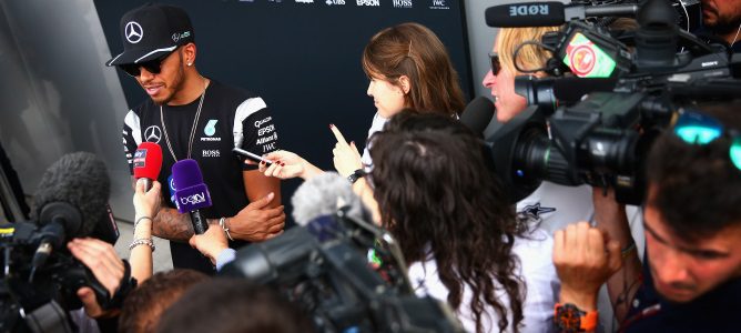Lewis Hamilton recibirá una penalización de 5 posiciones por reemplazar la caja de cambios