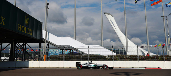 Lewis Hamilton domina la tabla de tiempos de los Libres 3 del GP de Rusia 2016