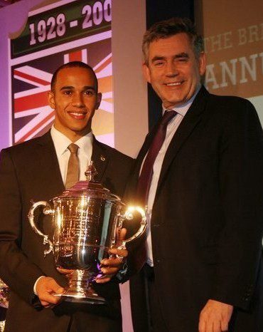 Lewis Hamilton recoge su trofeo de Campeón...