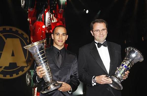 Lewis Hamilton recoge su trofeo de Campeón...