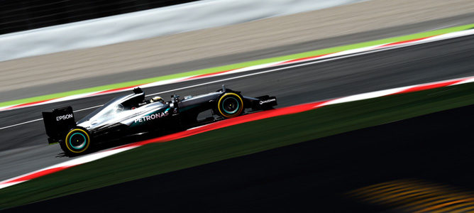 Lewis Hamilton se impone a Rosberg y logra la 'pole' en el GP de España 2016