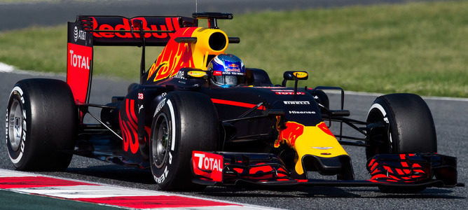 Max Verstappen marca mejor el tiempo en el Día 2 de tests en Barcelona