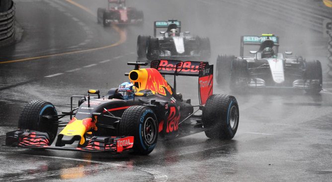 Lewis Hamilton deslumbra y vence en un GP de Mónaco 2016 lleno de incidentes