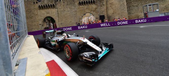 Lewis Hamilton lidera la tabla de tiempos de unos problemáticos L1 del GP de Europa