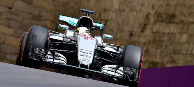 Hamilton lidera y Rosberg sufre problemas técnicos en los Libres 2 del GP de Europa 2016