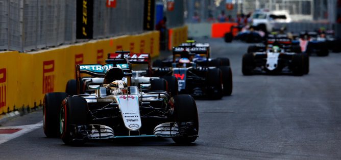 Mercedes confirma que Hamilton y Rosberg perdieron dos décimas por vuelta en Bakú