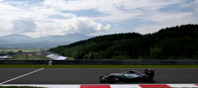 Nico Rosberg encabeza unos ajetreados Libres 1 en el GP de Austria 2016