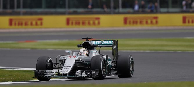 Lewis Hamilton lidera con autoridad los Libres 1 del GP de la Gran Bretaña 2016