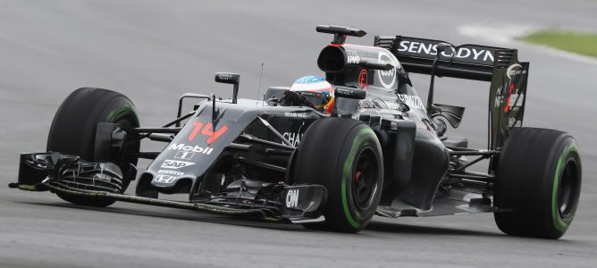 Fernando Alonso lidera una lluviosa primera jornada de test en Silverstone