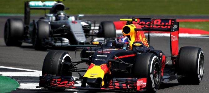 Max Verstappen: "Acercarse a Mercedes y superar a Ferrari son nuestros objetivos"