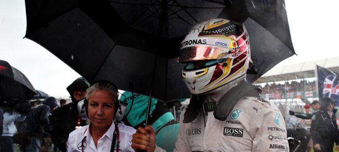 Lewis Hamilton sugiere a Mercedes afrontar una doble sanción y tener dos motores extra