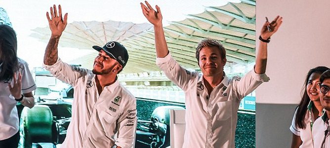 Nico Rosberg y Lewis Hamilton acuden a una sesión de bienvenida con aficionados