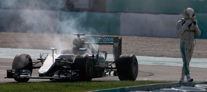 Lewis Hamilton: "Escuché que algo había explotado y tuve que parar"