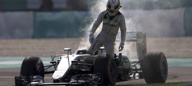 Paddy Lowe: "Estamos investigando el problema que hizo fallar el motor de Lewis"
