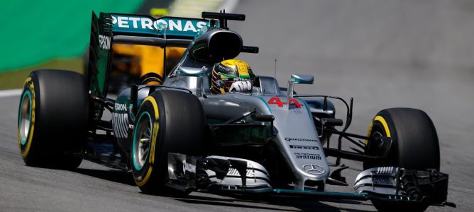 Lewis Hamilton mantiene el pulso con Nico Rosberg y lidera los L2 del GP de Brasil 2016