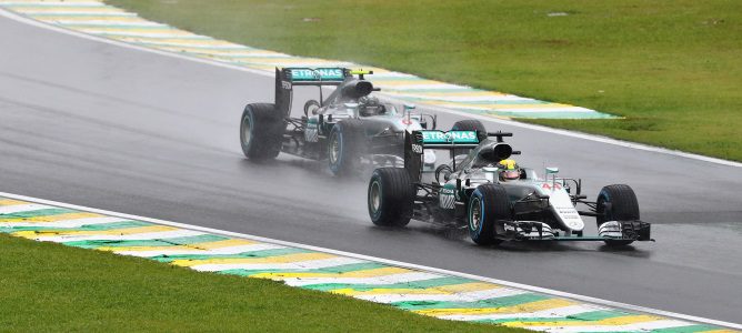 Lewis Hamilton vence un GP de Brasil lleno de banderas rojas, lluvia y abucheos