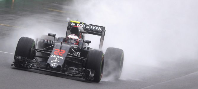 Jenson Button, enfadado con su MP4-31: "Creo que no se me ha olvidado pilotar en lluvia"