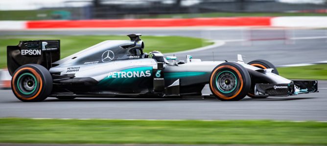 Mercedes planea organizar un test de F1 para Valentino Rossi y Sebastien Ogier