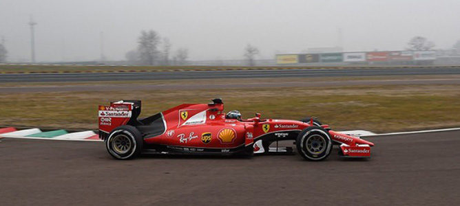 Antonio Giovinazzi se sube por primera vez al Ferrari SF15-T