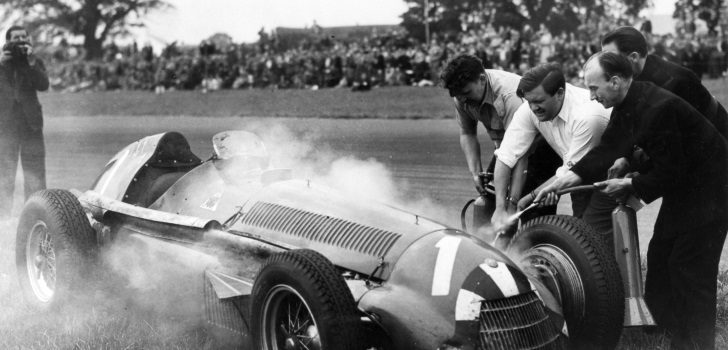 El Alfa Romero de Nino Farina averiado en el Gran Premio Gran Bretaña 1951