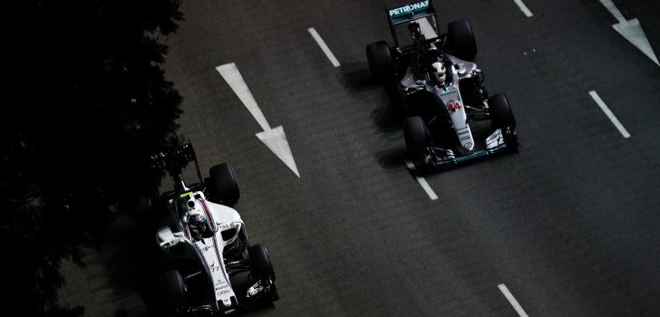 Valtteri Boyttas por delante de Lewis Hamilton en el GP Singapur 2016