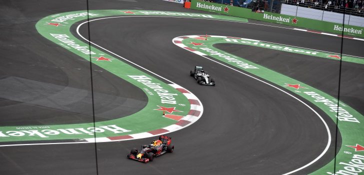 Daniel Ricciardo por delante de Lewis Hamilton en el GP México 2016