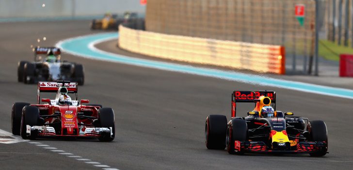 Daniel Ricciardo por delante de Sebastian Vettel en el GP Abu Dhani 2016