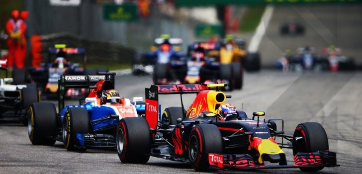 Max Verstappen liderando el grupo en el GP Italia 2016