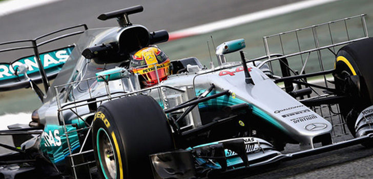 Lewis Hamilton 'vuela' con el W08