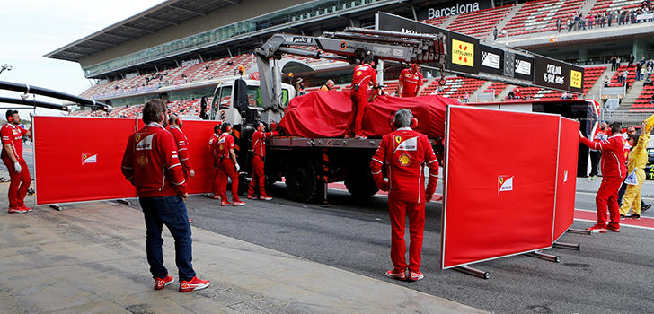 El monoplaza de Kimi Räikkönen volvía en grua a los pits