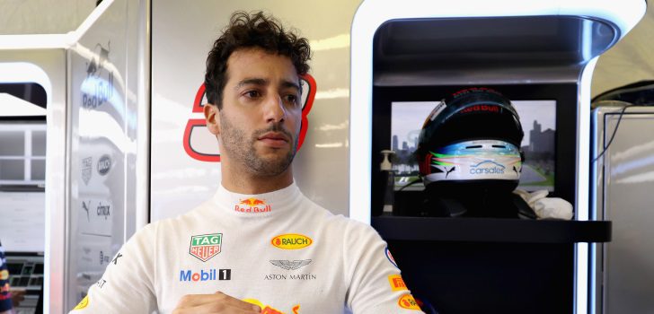 Daniel Ricciardo en el box