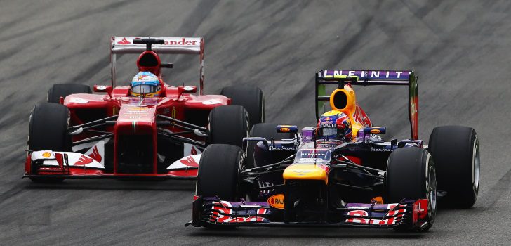 Mark Webber y Fernando Alonso durante el GP Singapur 2013