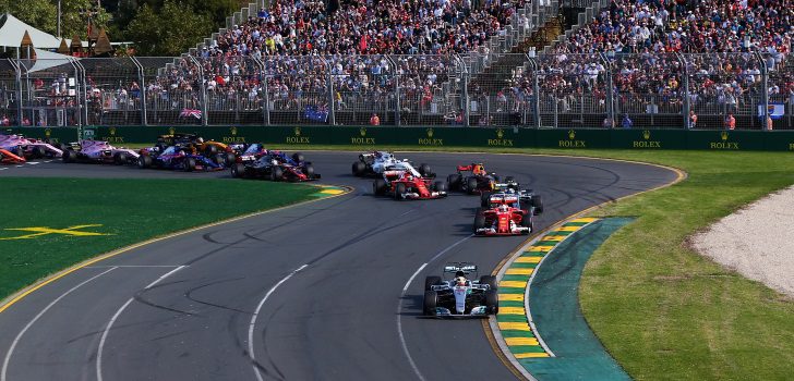 Lewis Hamilton liderando en la salida del GP Australia 2017