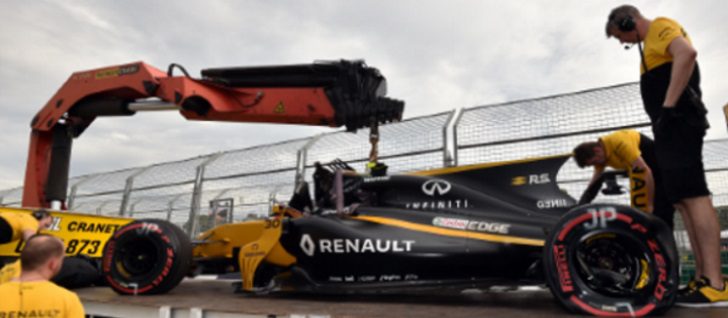 Mecánicos de Renault trasladando el coche tras el accidente.