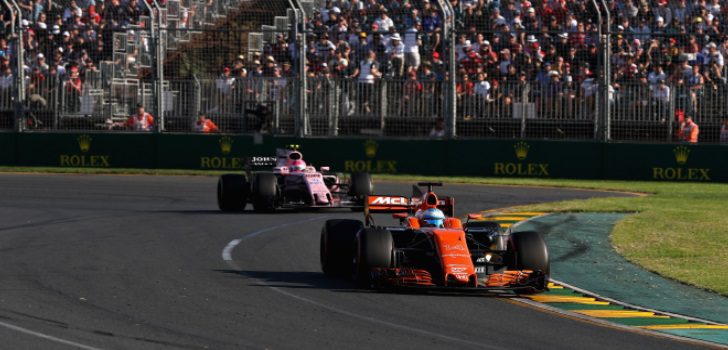 Fernando Alonso luchando con Esteban Ocon en el GP de Australia 2017 