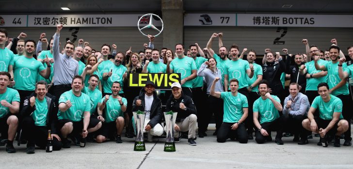 Mercedes celebrando la victoria de Hamilton en China