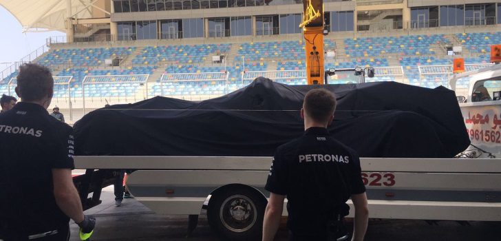 El Mercedes vuelve al garaje tras el fallo eléctrico