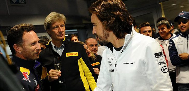 Fernando Alonso junto a Christian Horner durante el Gran Premio de Rusia 2015