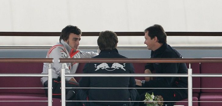 Fernando Alonso hablando con Christian Horner (en el centro de la imagen) en el año 2007