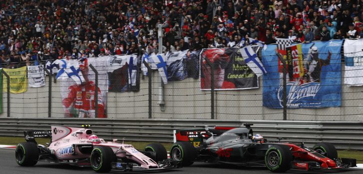 Esteban Ocon y Romain Grosjean luchando por posición en el GP China 2017