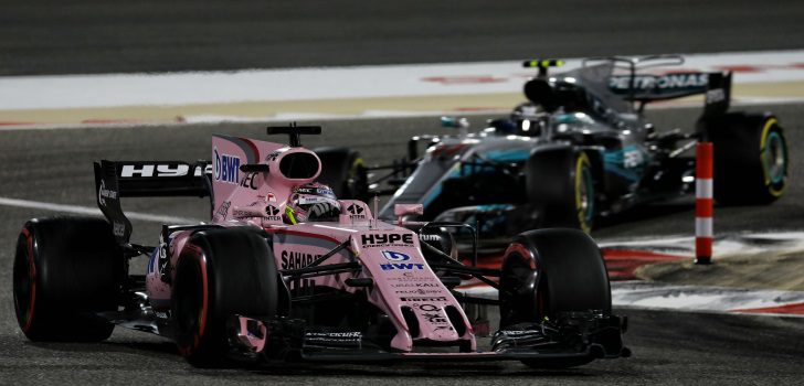 Sergio Pérez delante de Valtteri Bottas en el GP Baréin 2017. Copyright: Sahara Force India F1 Team