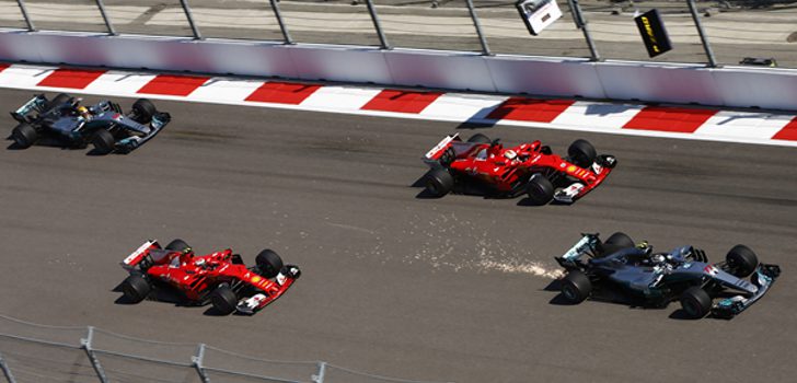 Los pilotos de Ferrari y Mercedes en la salida del GP Rusia 2017