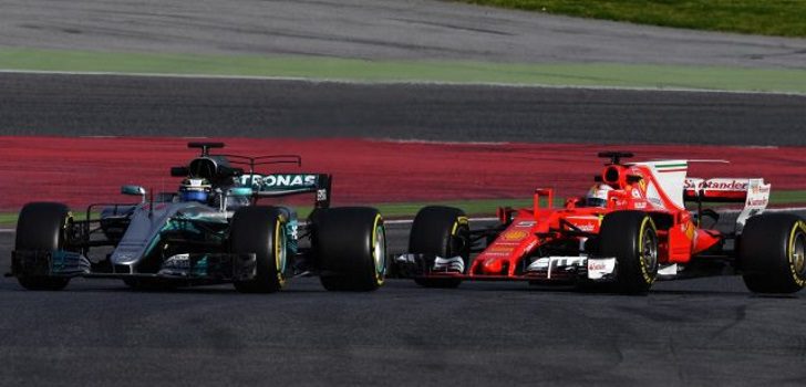 Sebastian Vettel persiguiendo a Valtteri Bottas durante el GP España 2017