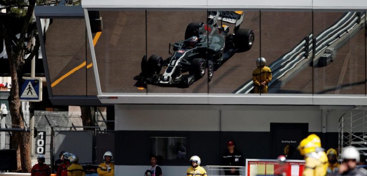 Romain Grosjean en el pit-lane ed Mónaco