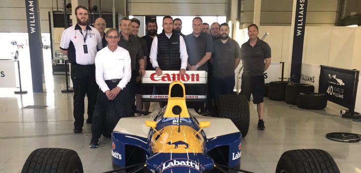 Empleados de Williams con el FW14B)