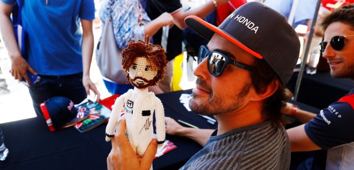 Fernando Alonso durante la firma de autógrafos en Canadá)