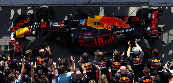 Red Bull celebrando el podio de Ricciardo en Canadá