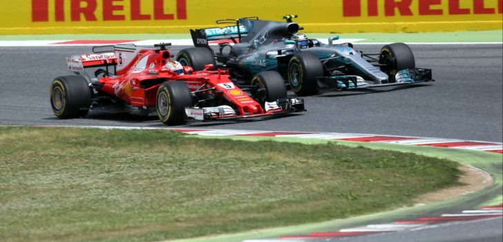 Bottas, luchando contra Vettel)